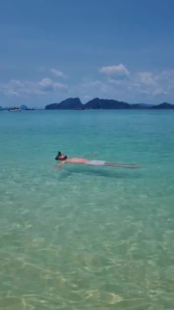 Mężczyźni na plaży Thai Wyspa Koh Kradan Trang Południowa Tajlandia. mężczyzna na wakacjach w Tajlandii - Materiał filmowy, wideo