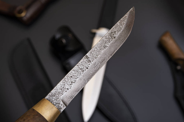 Damaškové ocelové nože na černém pozadí. Kuchyňské nože. pozadí s japonským nožem. Sada japonských damašských ocelových nožů. Nápis - Fotografie, Obrázek