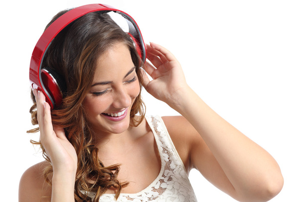Giovane donna felice godendo ascoltando la musica dalle cuffie
 - Foto, immagini
