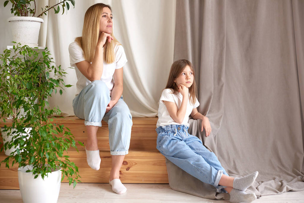 Missverständnis zwischen Mutter und Tochter, Ressentiments zu Hause, Frau und Mädchen sitzen still - Foto, Bild