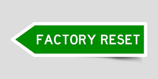 Groene kleur pijl vorm sticker label met woord fabriek reset op grijze achtergrond - Vector, afbeelding
