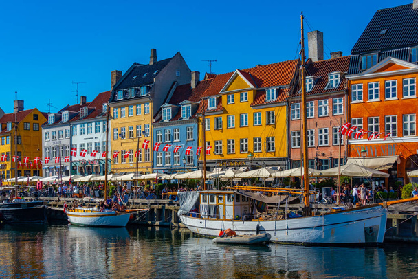 Copenhagen, Denmark, June 23, 2022: View of old Nyhavn port in the central Copenhagen, Denmark.. - Foto, afbeelding