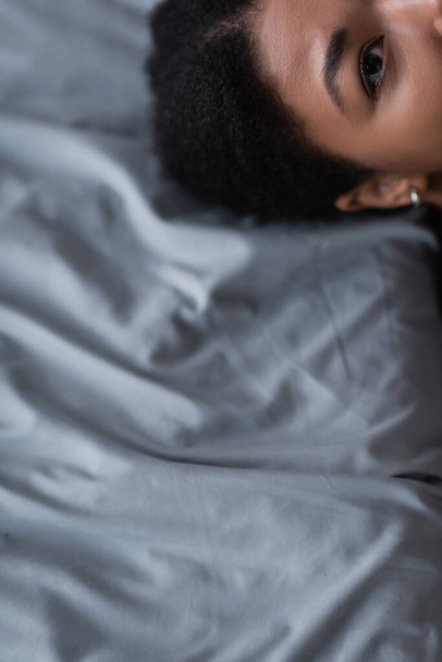 Rajatut näkymä monirotuinen nainen henkinen ongelma makaa sängyssä  - Valokuva, kuva