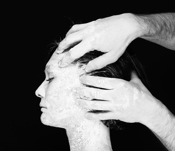 Vrouw met klei op gezicht - Foto, afbeelding