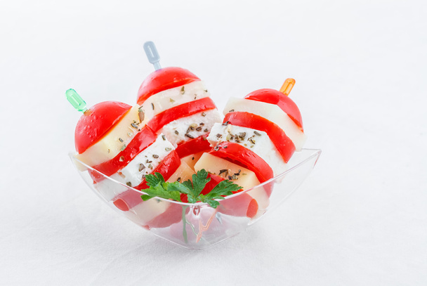 Tomates de cereja comida de dedo em paus
 - Foto, Imagem