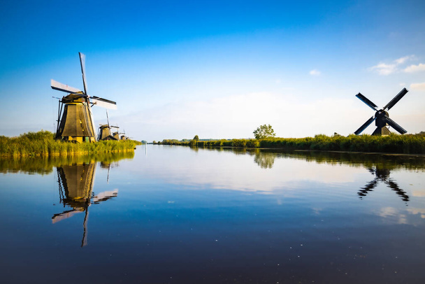 Imagen horizontal de los famosos molinos de viento holandeses de Kinderdijk, Patrimonio de la Humanidad por la UNESCO. En la foto hay cinco de los 19 molinos de viento en Kinderdijk, Holanda Meridional, los Países Bajos, que están construidos - Foto, imagen
