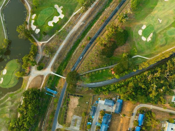 Antenninäkymä drone ylhäältä alas laukaus kaunis vihreä golfkenttä Korkea kulma näkymä auringonlaskun aikaan - Valokuva, kuva