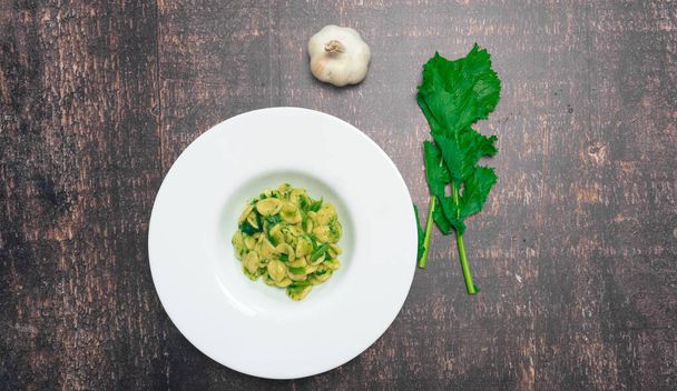 Typické pokrmy italské kuchyně, orecchiette se zeleninou z vodnice. Orecchiette s cime di rapa - Fotografie, Obrázek