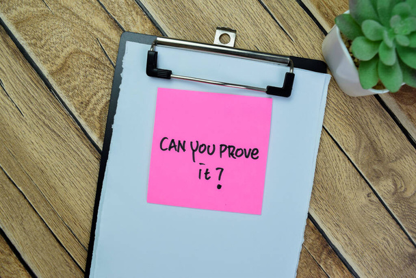 Концепция "Можете ли вы это доказать?" писать на бумажках, изолированных на столе Вудена. - Фото, изображение