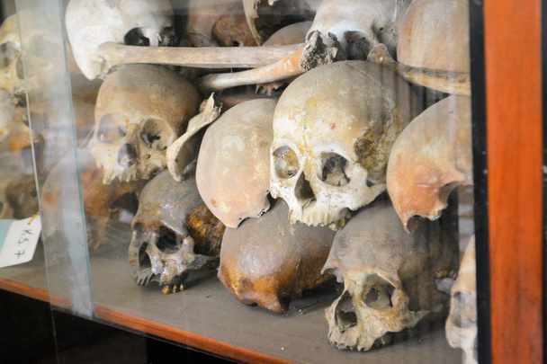 カンボジアの拷問の犠牲者の頭蓋骨 - 写真・画像