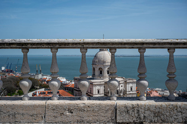 Вид на кам'яні сходи, поруччя, балюстри і Церква Національного пантеону Санта-Енграсія в Лісабоні (Португалія). - Фото, зображення