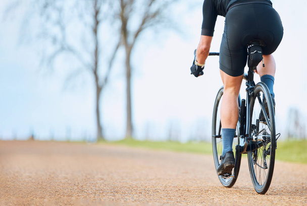 砂利道でのスポーツレースのためのモックアップ付き自転車、アウトドア、自転車に乗る人。フィットネス、運動、高速アスリートは、心臓やワークアウトのための公園の歩道で自然の中でスポーツトレーニングを行う. - 写真・画像