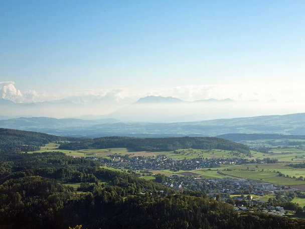 Voorsteden van Zürich.Panorama van het platteland in de zomer. Horizon. - Foto, afbeelding