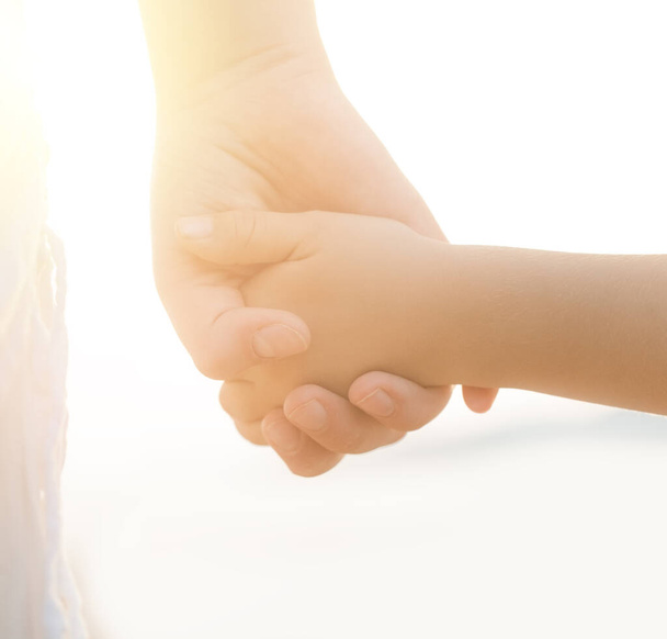 Çocuk ve ebeveyn elleri. Yardım, koruma, aile kavramı - Fotoğraf, Görsel
