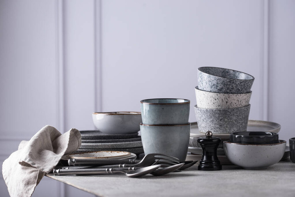 Kézműves kerámia asztali eszközök, tányérok, tálak és poharak. Skandináv stílus - Fotó, kép