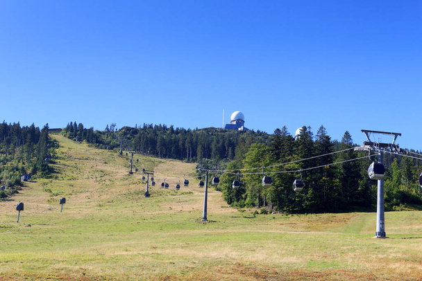 Elevador de gôndola (teleférico) para montanha Grosser Arber com cúpulas de radar (radome) na Floresta da Baviera, Alemanha - Foto, Imagem