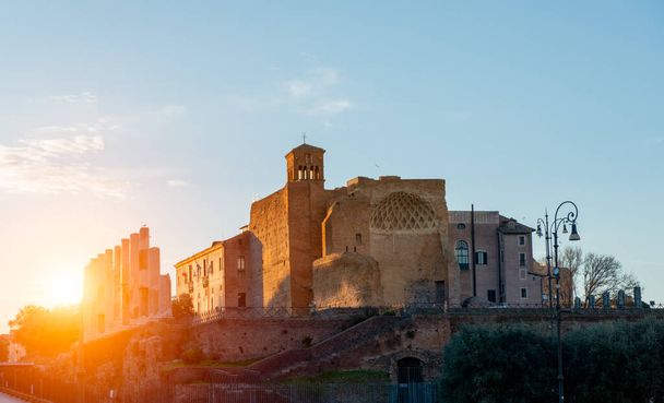 Świątynia Wenus i Rzym o zachodzie słońca - Zdjęcie, obraz