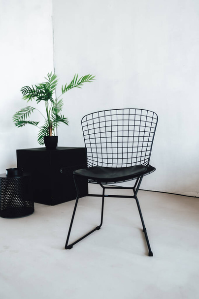 nowoczesne stylowe krzesła na kanapie w salonie z wygodnym krzesłem w białym wnętrzu, wystrój wnętrz, - Zdjęcie, obraz