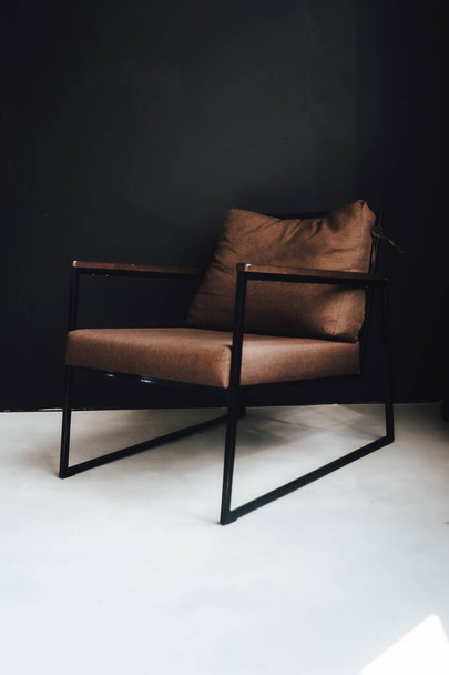 cadeira de couro preto e cadeiras de madeira no fundo branco - Foto, Imagem
