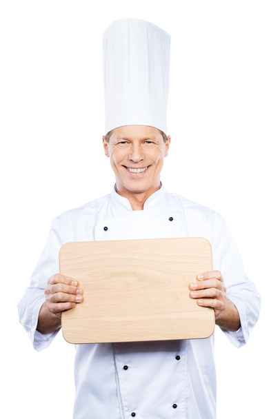 Mature chef holding cutting board - Foto, afbeelding