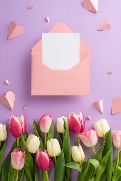 Anneler Günü kutlaması konsepti. Lale çiçeklerinin üst dikey görünümü düz ve yumuşak pastel menekşe arkaplan üzerinde açık zarf ile pembe kağıt kalpler metin veya reklam için alan - Fotoğraf, Görsel