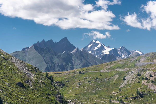 Beautiful view of the Alps and the Mont Blanc between Italy and France - Foto, imagen