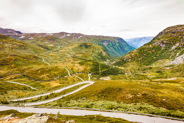 Paysage montagneux estival en Norvège, vallée avec route sinueuse. Route touristique nationale 55 Sognefjellet. - Photo, image