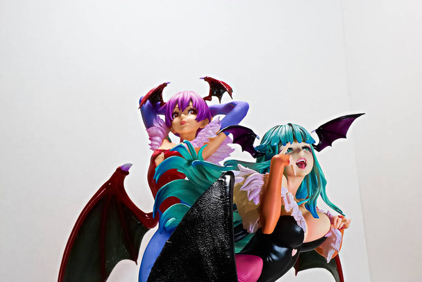 Osaka, Japón - 13-abr-2023: El salvador vampiro Morrigan Aensland y Lilith, figura de acción de fantasía del creador de videojuegos CAPCOM. Figura de la colección Bishoujo de Kotobukiya Japón. - Foto, imagen