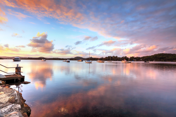 Zachód słońca jachtów i refleksje Australia Bensville - Zdjęcie, obraz