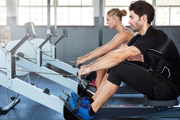 Exercício é melhor com um parceiro. um jovem atleta trabalhando no ginásio - Foto, Imagem