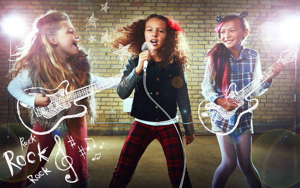 Rocksztárok készülődnek. gyerekek énekelnek és rockzenét játszanak képzeletbeli hangszereken - Fotó, kép
