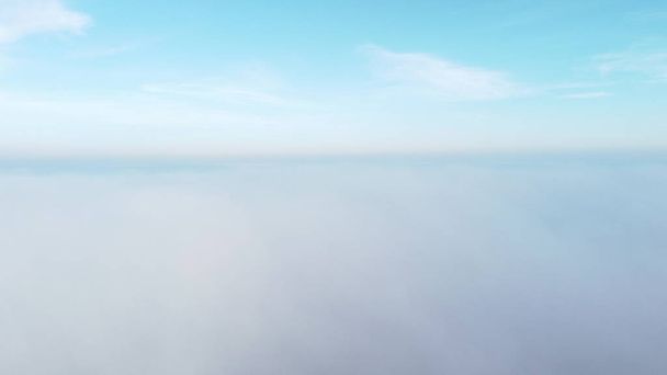Niebiańskie chmury. Z lotu ptaka widać błękitne niebo i białe chmury. Ruch mgły nad miastem. Widok mgły z góry i nieba z chmurami. Widok z góry. Środowisko naturalne. Streszczenie naturalnego tła. - Zdjęcie, obraz
