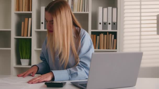 Zmatený frustrovaný běloška žena v kanceláři selhání s dokumenty stres s papíry stres z bankovních úvěrů platby chyba podnikatelka počítání podnikových daní finanční problémy - Záběry, video