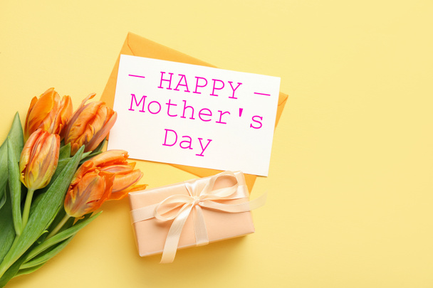 Όμορφη ευχετήρια κάρτα για την Ημέρα της Μητέρας σε κίτρινο φόντο - Φωτογραφία, εικόνα
