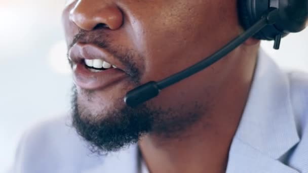 Call Center, Gesicht und schwarzer Mann sprechen für Telemarketing, Kundendienst oder Unterstützung im Büro. Kontaktieren Sie uns, Vertriebsagent und Mund Nahaufnahme von Geschäftsmann oder afrikanischem Berater im Gespräch - Filmmaterial, Video