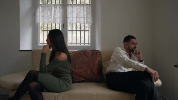 Vztah v klidu: ticho mladých párů odráží napětí a odcizení v dobách krize - Záběry, video