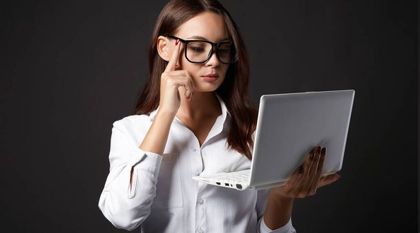 Piękna bizneswoman w okularach. Ładna dziewczyna z laptopem. Student - Zdjęcie, obraz