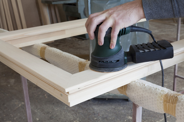 cadre en bois poli avec outils à main
 - Photo, image