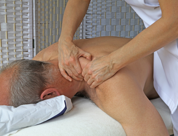 Massage des tissus profonds au muscle trapèze
 - Photo, image