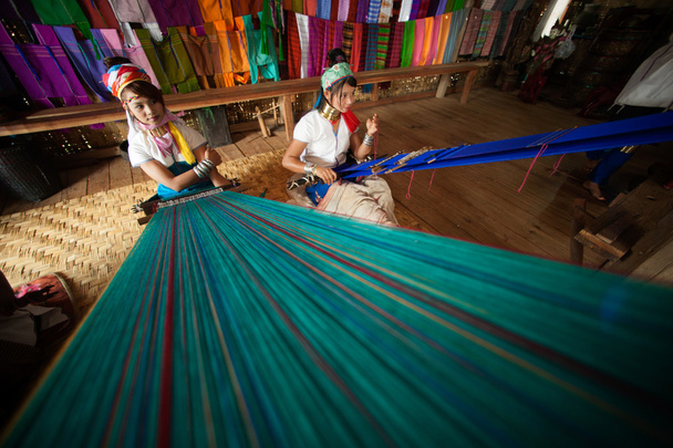 Two Kayan  Lahwi girls are  weaving. - Foto, Bild