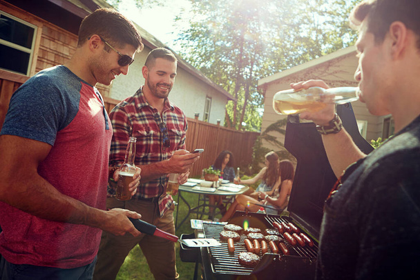 Good vibes with great friends. a group of friends having a barbecue outside - Foto, Imagem