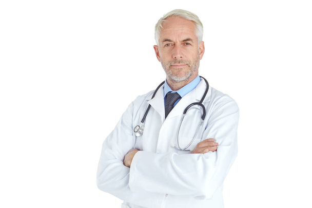 Он доверенный медицинский работник. Портрет молодого мужчины-врача, стоящего на белом фоне - Фото, изображение