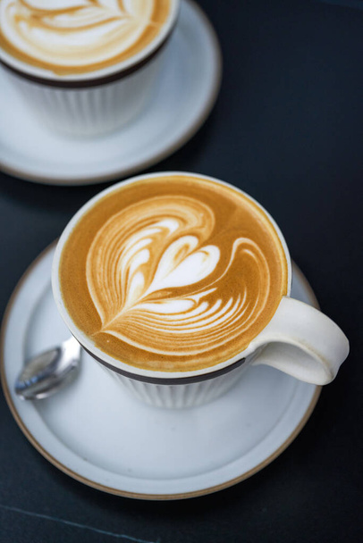 Καφές latte με γεμάτο σώμα και όμορφη τέχνη latte - Φωτογραφία, εικόνα