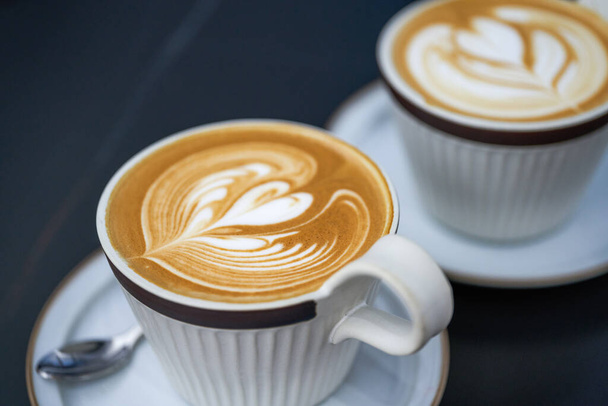 Sütlü kahve ve güzel bir sütlü kahve. - Fotoğraf, Görsel