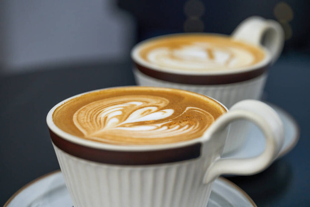 Plné latté káva s krásným latte art - Fotografie, Obrázek