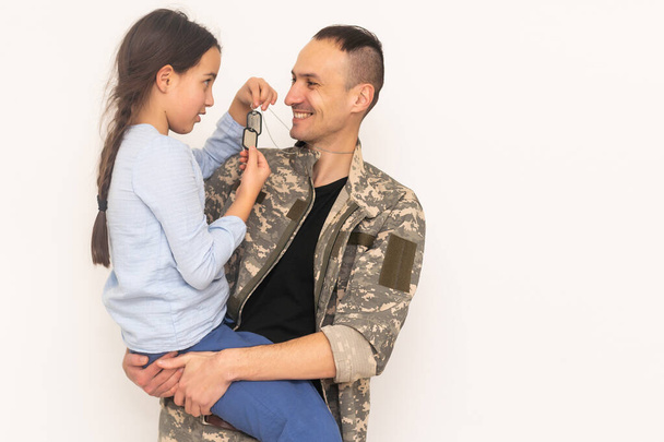 στρατιωτική πατέρα που αγκαλιάζει την κόρη του - Φωτογραφία, εικόνα