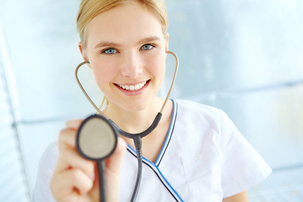 Навчання бути лікарем. Портрет гарненької медсестри, що тримає стетоскоп з копійкою
 - Фото, зображення
