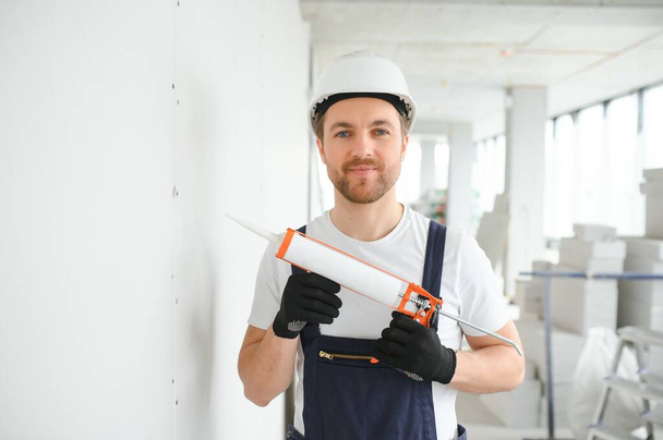 Professional Workman Applying Silicone Sealant With Caulking Gun on the Wall. - Fotoğraf, Görsel