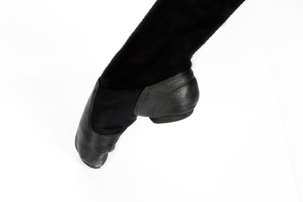 Чорний джаз CORRECT en point position Крупним планом молода танцівниця балету, що показує різні класичні позиції ніг для джазового балету або танцю на білому тлі в чорних туфлях
 - Фото, зображення