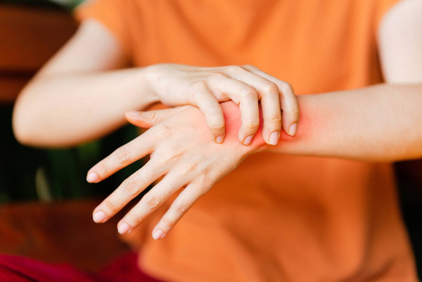 Femme souffrant de douleurs au poignet dues à l'arthrite ou causées par un travail de bureau. Concept de problèmes de santé. - Photo, image